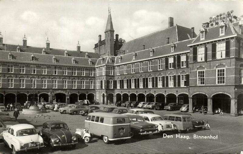 netherlands, DEN HAAG, Binnenhof, Car VW Bus V.W. Beetle (1964) RPPC