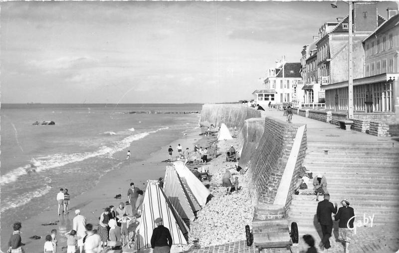BR19395 la plage et la promenade Arromanches   france