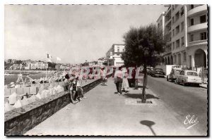 Modern Postcard Saint Jean de Luz (Pyrenees Basses) The Promenade and Beach