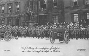 RPPC Aufstellung der eroberten Geschützte vor dem Königl Schlofs Berlin Postcard