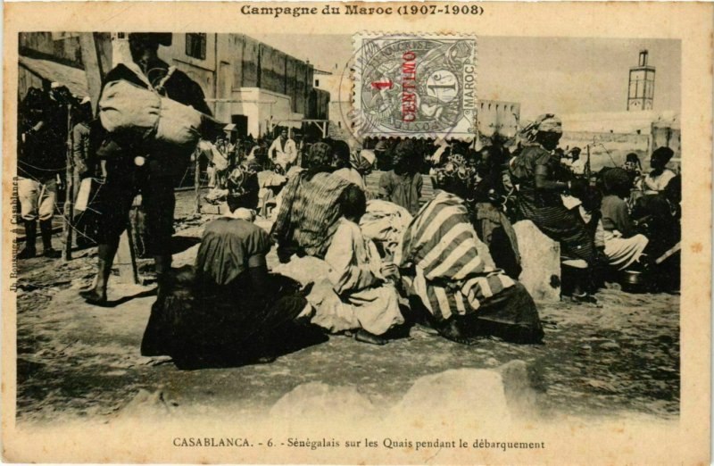 CPA AK CASABLANCA Senegalais sur les Quais pendant debarquement MAROC (824540)