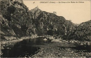 CPA CROZANT La Creuse et les Ruines du Chateau (1143569)