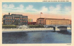 DES MOINES, Iowa IA    LIBRARY & COLISEUM River View   ca1940's Linen Postcard