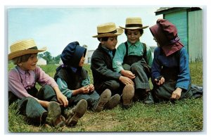 Postcard Greetings from The Pennsylvania Dutch Country - Amish Children E17