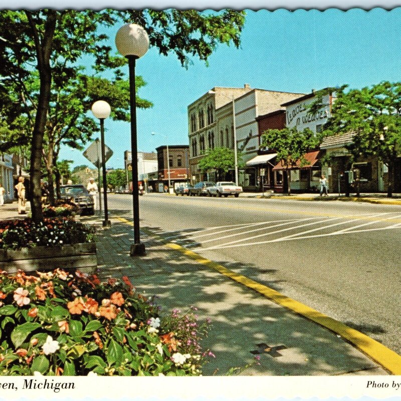 c1980s Grand Haven, Mich. Lovely Town Downtown Postcard Main St Lamp MI Vtg A79