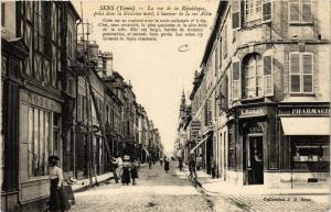 CPA SENS - La rue de la République prise dans la direction nord (656840)