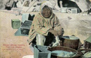 PC CPA US, ALASKA, ESKIMO WOMAN CLEANING TOM COD, Vintage Postcard (b24701)