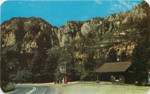 Postcard Arizona Flagstaff 1950s Junipine Cabins Gas Pumps Mobil gas 23-10704