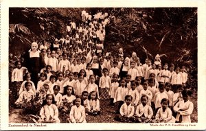 Indonesia Zustersschool te Mendoet Java Vintage Postcard 09.75