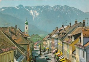 Germany Murnau am Staffelsee Obernmarkt mit Mariensaeule gegen Estergebirge