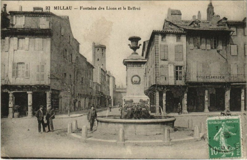 CPA MILLAU - Fontaine des lions et le beffroi (148008)