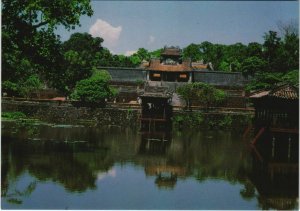 CPM Hue - Le Lac Luu Khiem de Mausolee de l'Empereur VIETNAM (1068979)