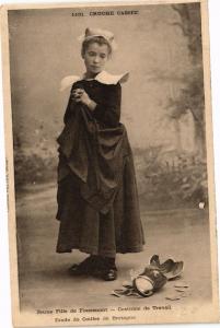 CPA Cruche Cassée - Jeune Fille de FOUESNANT - Costume de Tavail (206271)