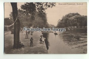 tp9283 - Beds - Children watch Boats on River, from Promenade, Bedford- Postcard