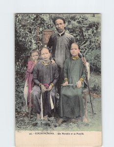 Postcard Un Notabie et sa Famille Cochinchina