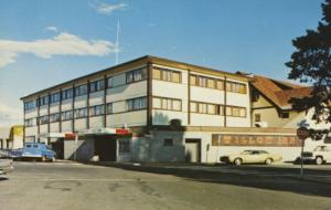 Willow Inn Hotel Kelowna BC Old Cars Hotels c1970's Vintage Postcard D23