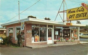 Oregon Newport Moon Gate Gift Center 1950s Action roadside Postcard 22-2399