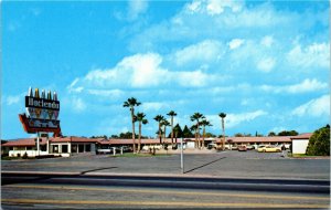 Postcard AZ Yuma Hacienda Hotel Classic Cars Roadside Palm Trees 1960s K54