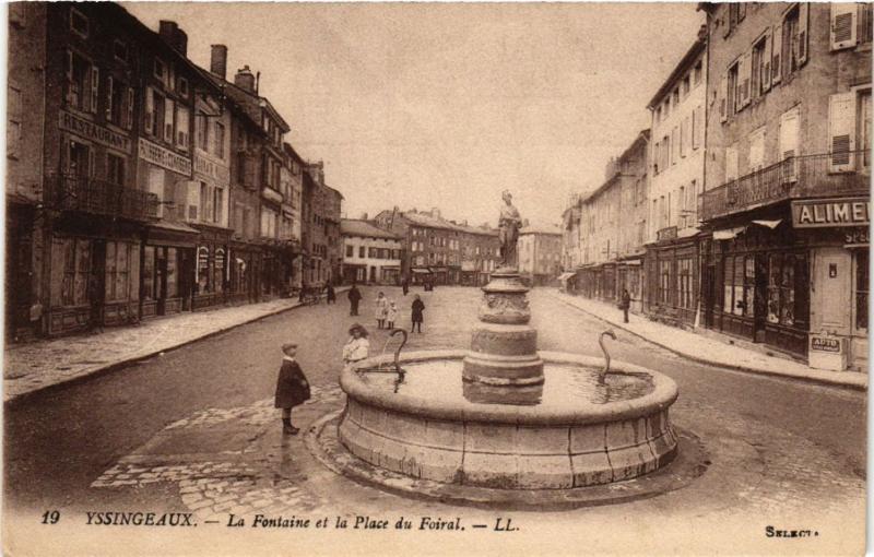 CPA YSSINGEAUX - La Fontaine et la Place du Foiral (588867)