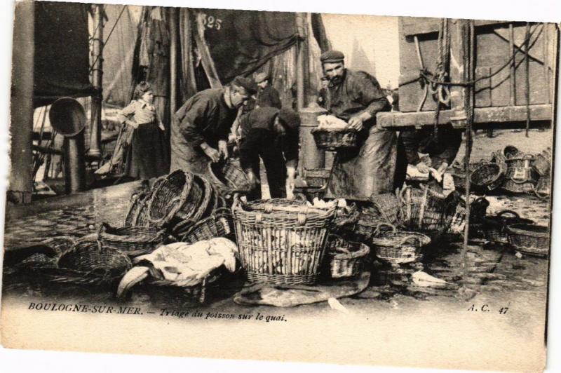 CPA BOULOGNE-sur-MER - Triage du poissons sur le quai (196330)