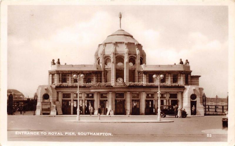 B89571 entrance to royal pier  southampton uk