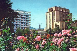 VINTAGE CONTINENTAL SIZE POSTCARD THE BRASOV HOTEL CARPATI RUMANIA 1971