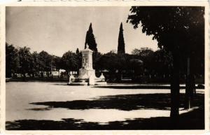 CPA FORCALQUIER Place Martial-Sicard Monument aux Morts (683564)