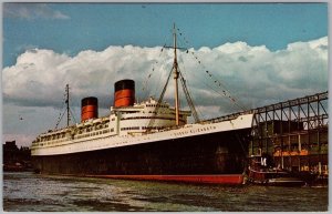 Vintage Queen Elizabeth Luxury Liner Leaving New York Harbor 1968 Postcard H81