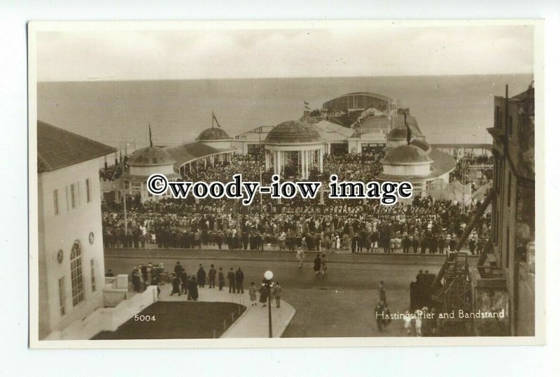 aj0276 - Huge Crowds by Bandstand & Pier , Hastings , Sussex - postcard