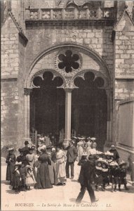 France Bourges La Sortie de Messa a la Cathedrale Vintage Postcard 03.62