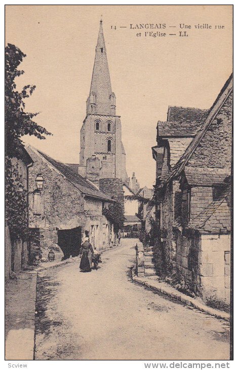 LANGEAIS, Indre Et Loire, France, 1900-1910's; Une Vieille Rue Et L'Eglise