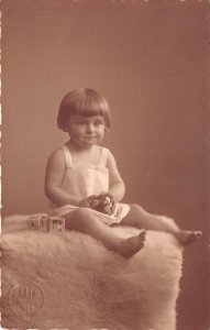 US79 Germany Hannover girl photo child innocence social history