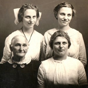 c1910s Women in Family RPPC Generations Grandma Mom & Children Photo Ladies A161