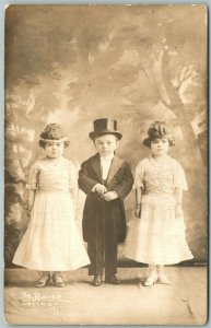 LILLIPUTIANS MIDGETS MAN w/ 2 LADIES CHICAGO IL ANTIQUE REAL PHOTO POSTCARD RPPC