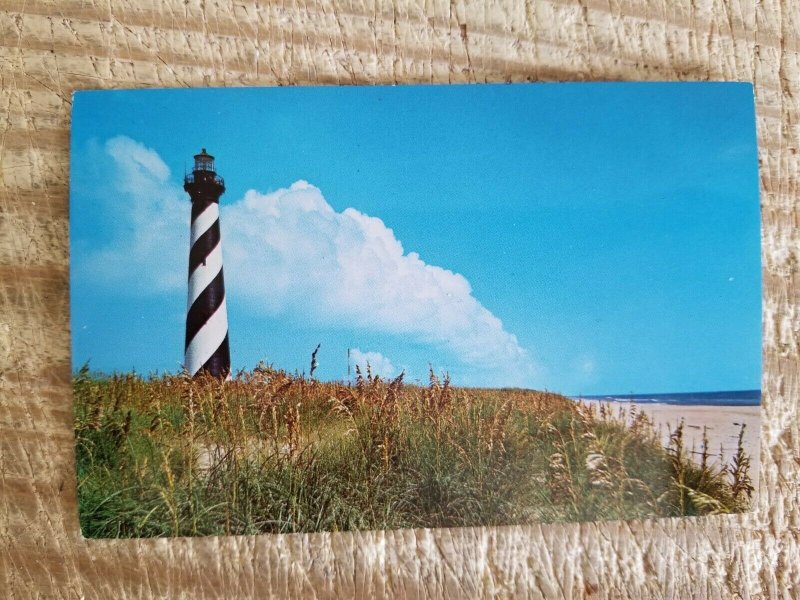 CAPE HATTERAS LIGHTHOUSE BY SEA SHORE.VTG UNUSED POSTCARD*P18