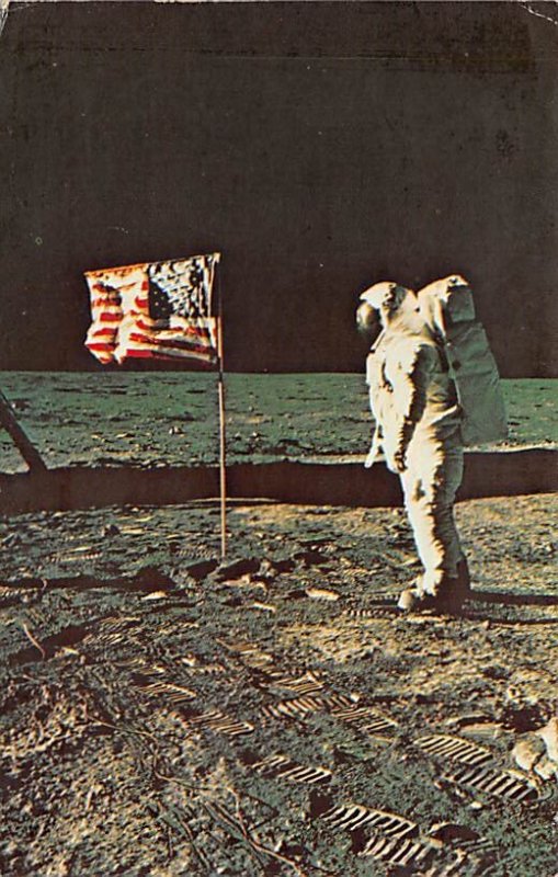 Astronaut Aldrin poses, deployed flag of the United States Space 1971 