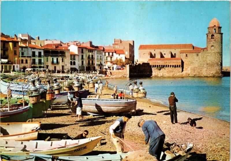 CPM COLLIOURE - Vue sur le port et sa Flotille de barques (216725)