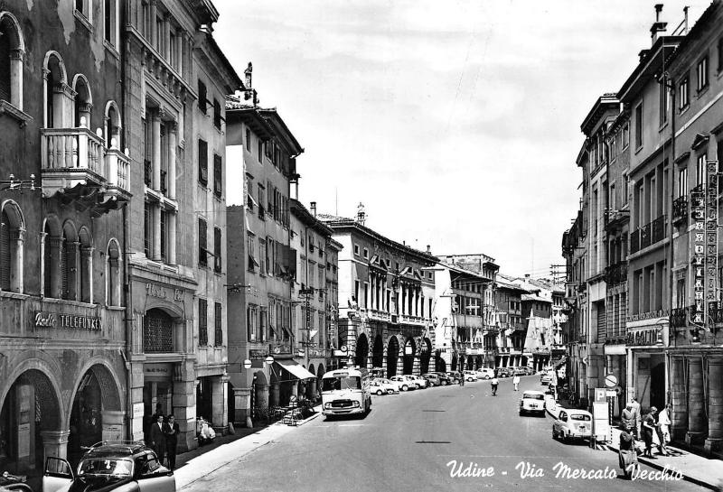 B95063 udine via mercato vecchio car voiture bus real photo  italy