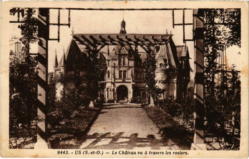 CPA Us - Le Chateau vu a travers les rosiers (107671)