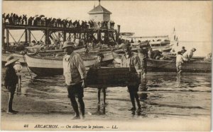 CPA ARCACHON-On débarque ée poisson (27772)