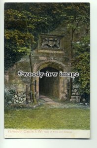 h1225 - Isle of Wight - Yarmouth Castle's Coat of Arms & Gateway - Postcard