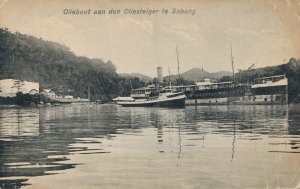 Indonesia Olieboot aan den Olietsteiger te Sabang 06.25