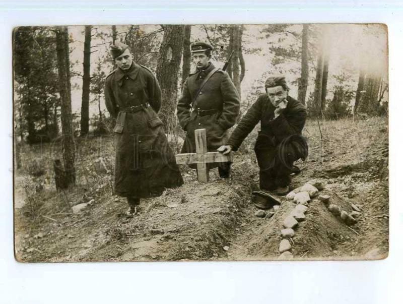 248727 WWI German soldiers on grave Vintage PHOTO