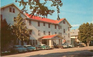 Postcard Wisconsin Egg Harbor Alpine Resort Main Lodge 1950s autos Wyman 23-1768