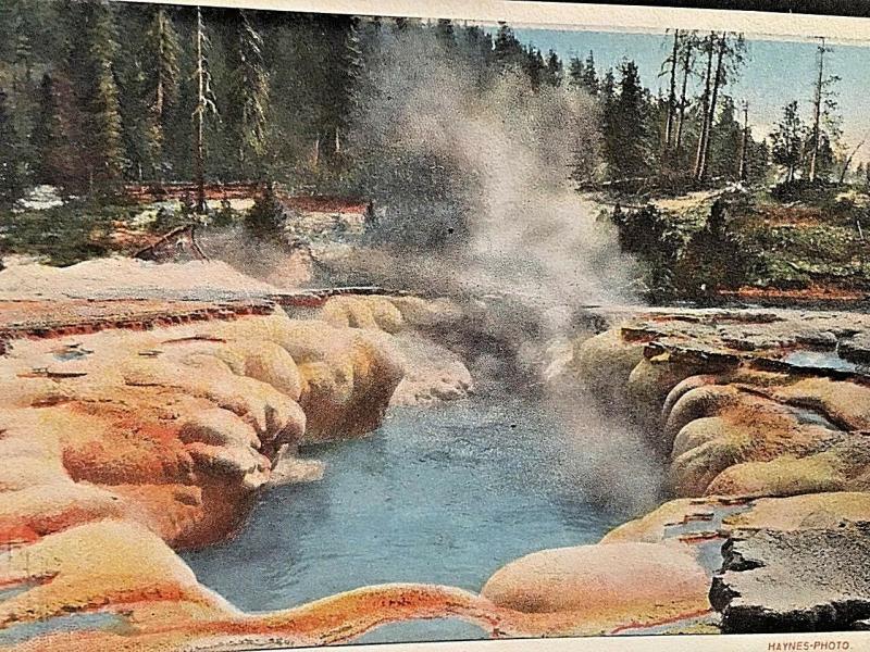 Postcard  Oblong Geyser Crater, Yellowstone Park  X9