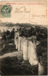 CPA POITIERS - Les Douves restes des anciennes Fortifications (365830)