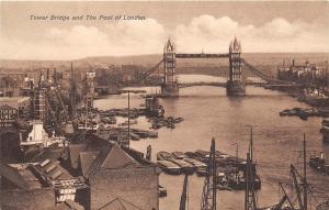 B85603 tower bridge and  pool of london  ship bateaux   london uk
