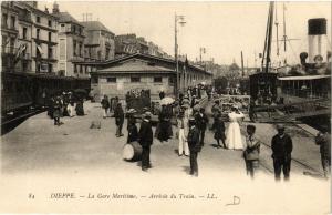 CPA DIEPPE-La Gare Maritime Arrivée du Train (347292)
