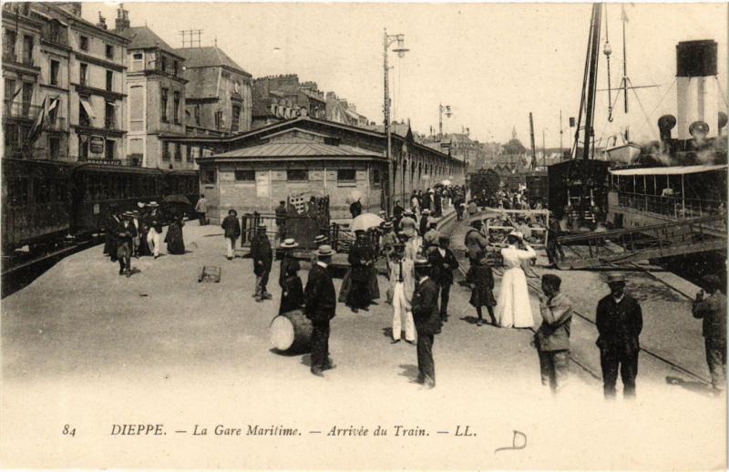 CPA DIEPPE-La Gare Maritime Arrivée du Train (347292)