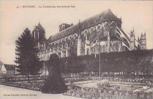 France Bourges La Cathedrale vue laterale Sud